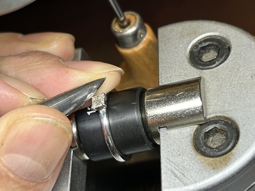 角ダイヤの石留工程(四隅のかかり確認)