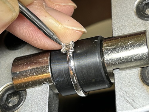 長方形ダイヤの石留工程(固定の確認)