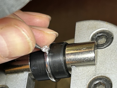 ラウンドダイヤの2点留め石留(揺れ防止)