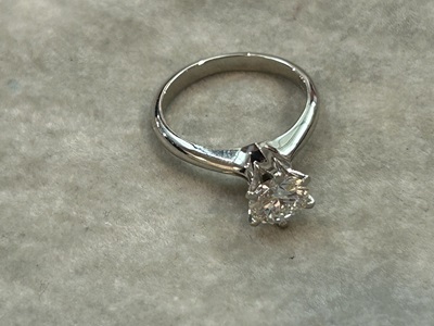 リフォーム前のリングと譲り受けたダイヤの状態