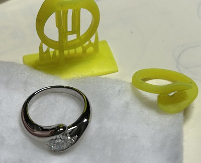 完成した婚約指輪、3Dプリントした原形のアップ写真（別角度）