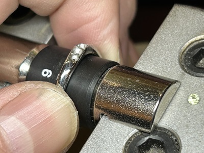 リング固定台へセット、これから石留工程へ入ります。