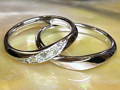 お二人の記念を形にした結婚指輪の完成写真