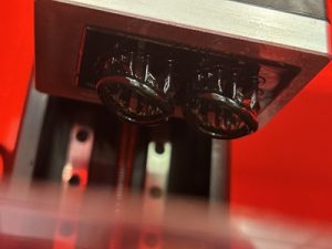 3Dプリンタ内部で造形中のリング原型を下から見た写真