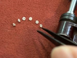 使用するメレダイヤを並べて確認している写真