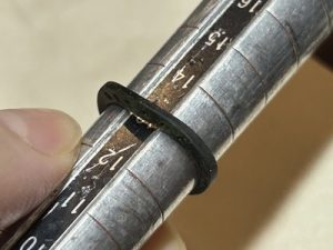 試作原型リングをリングゲージ棒でサイズ確認している写真