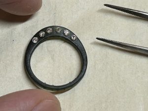 試作原型にメレダイヤを仮合わせして確認している写真