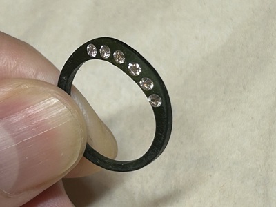 角度を変えて試作原型とダイヤ配置を確認している写真