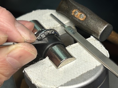 リングを固定して石留め・製作工程を進めている写真