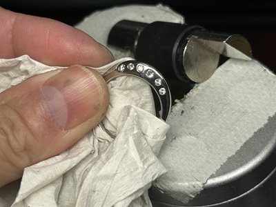 リング仕上げ工程で表面や細部を確認している写真