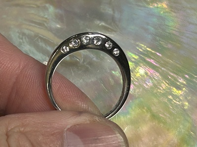 片側アーチにダイヤを配した結婚指輪の完成イメージ写真