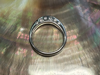 完成した片側アーチダイヤの結婚指輪を正面から見た写真