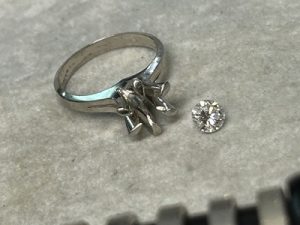 リング枠と外したダイヤモンドを並べた写真