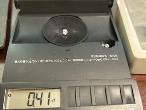 ダイヤモンドを計測器で確認している写真（約0.41ct表示）