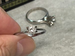 手元でリング形状を比較している検討段階の写真