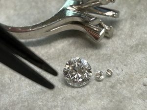 センターダイヤと小さな脇石を並べて確認している写真