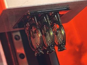 3Dプリンタで指輪原型を出力している写真