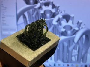 出力後の指輪原型（サポート付き）を手に持った写真
