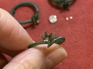 試作原型のリングを手で持って確認している写真