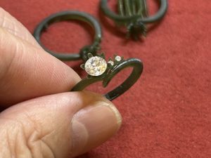 試作原型に石を合わせて見え方を確認している写真