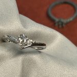 完成イメージに近い婚約指輪の斜め写真