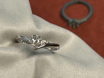 完成イメージに近い婚約指輪の斜め写真