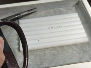 顕微鏡確認前後のメレダイヤと工具が写る最終チェック写真