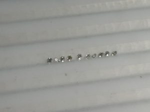 メレダイヤを並べて最終確認している写真