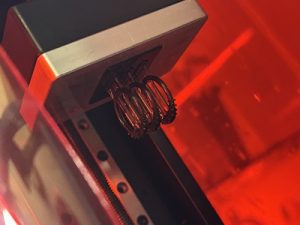3Dプリンタでリング原型を出力している写真