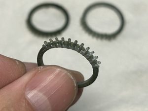 試作原型リングを手に持って形状確認している写真
