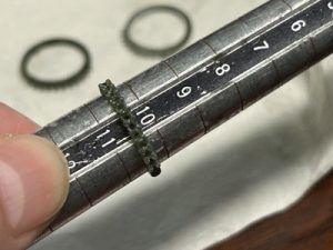 リングゲージ棒で試作原型のサイズを確認している写真