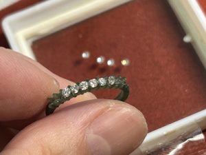 試作原型にメレダイヤを合わせて見え方を確認している写真