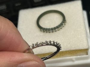 完成品リングと試作原型を見比べている写真（正面）