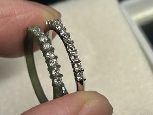 完成品リングと試作原型を見比べている写真（側面）