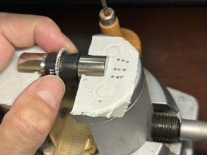 製作途中のリングを工具で確認している作業写真