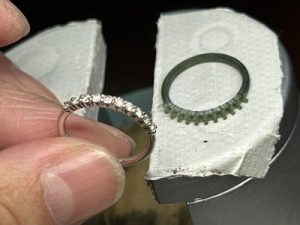 工程途中のリングと原型を並べて比較確認している写真