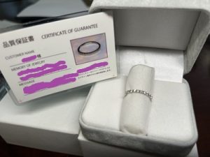 保証書とケースに入ったアニバーサリーリングのお渡し準備写真