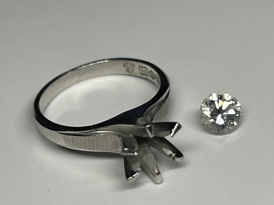 元のリング枠と外した大きなダイヤモンドの写真