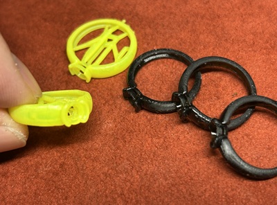 3Dプリントした指輪試作を比較している写真(黄色と黒の原型)