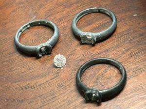 3本の試作原型と比較用のダイヤモンドを並べた写真