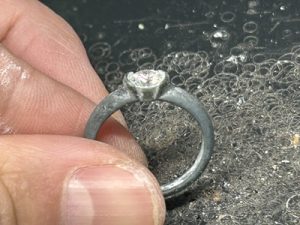 試作原型にダイヤをのせて見え方を確認している写真