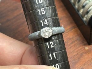 リングゲージ棒で試作原型のサイズを確認している写真