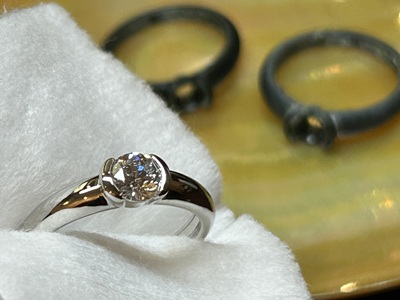 完成イメージに近いリングを手前に置いた確認写真