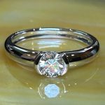 大きなダイヤを留めたソリテールリングの正面写真