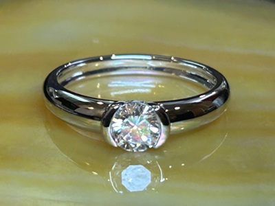 大きなダイヤを留めたソリテールリングの正面写真