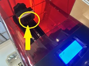 Dプリンタ出力時の状態を確認している写真(矢印付き)