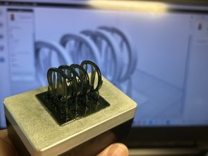 3Dプリント後のリング原型を複数本まとめて確認している写真