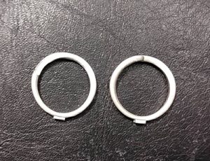 3Dプリントした原形からプラチナ鋳造したペアリング。リング形状を並べて確認している写真(本製作前)