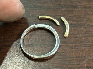 リング本体に曲線パーツを合わせて組み上げ確認している写真