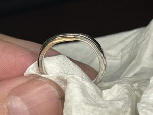 組み上げ後のリングを手に持ってライン確認している写真